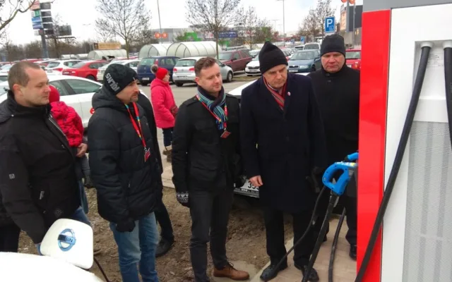 U Globusu ode dneška funguje první dobíječka pro elektromobily v Budějcích