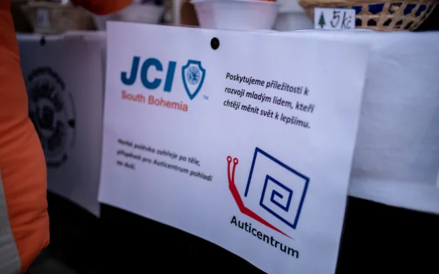 Ochutnejte polévku od JCI South Bohemia. Koupí podpoříte budějcké Auticentrum