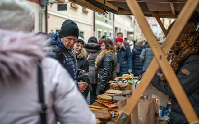 Punče a vánoční atmosféra. Třiadvacátá Staročeská ulička přilákala snad každého