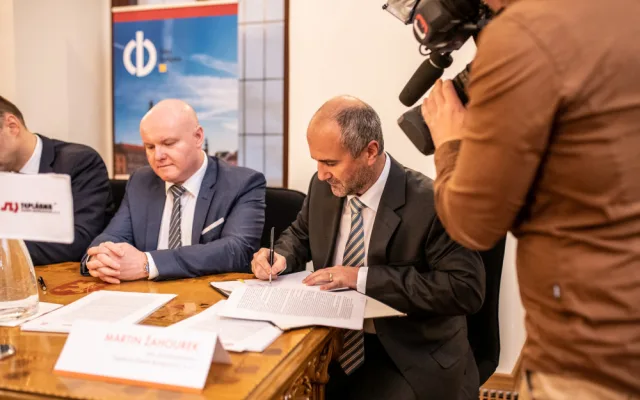Smlouva je podepsaná. Teplo do Budějc bude posílat Temelín, stavba horkovodu začne na jaře