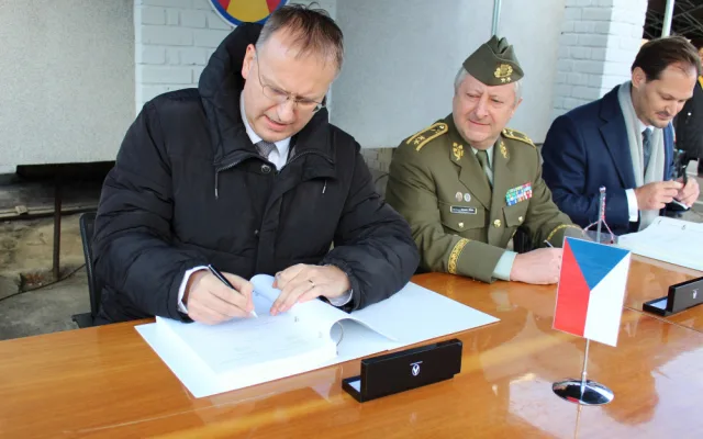Smlouvu na dodávku protiletadlových kompletů RBS-70 nové generace podepsali náměstek Daniel Koštoval, generálmajor Jaromír Zůna a Kristian Wallin (zleva).