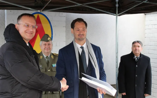 Daniel Koštoval z Ministerstva obrany a Kristian Wallin ze společnosti SAAB (zleva) po podpisu smlouvy.