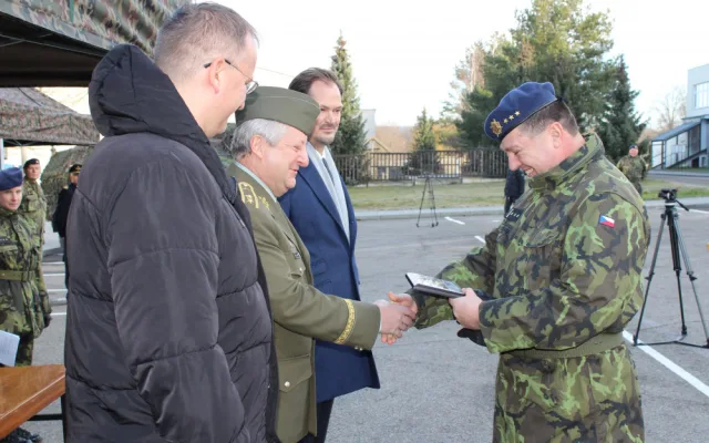Velitel strakonického útvaru plukovník Ján Sedliačik předal během slavnostního nástupu plakety, které budou hostům připomínat podpis smlouvy.
