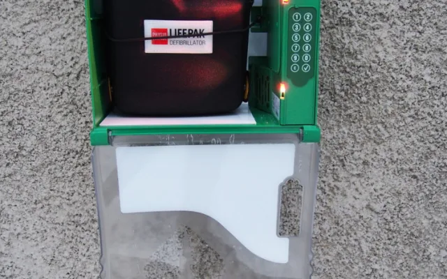 Automatický externí defibrilátor.