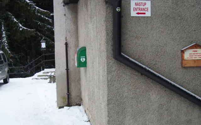 Automatický externí defibrilátor.