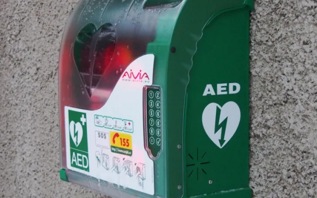 Automatický externí defibrilátor.