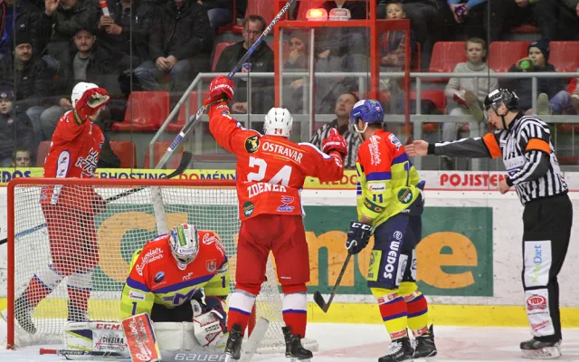 Poruba vedla po dvou třetinách v Budvar aréně 2:0. Na snímku branka Jiřího Zdeňka