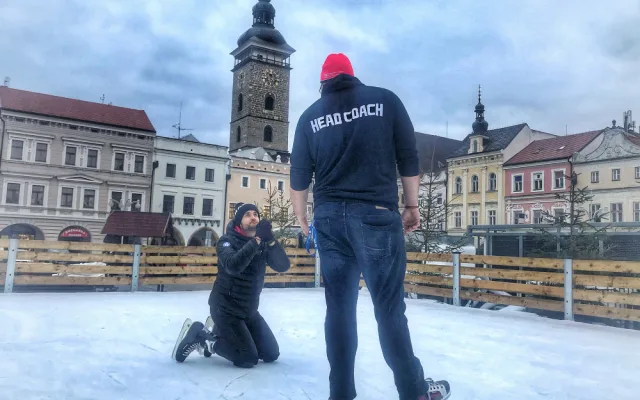 Milan Džuba se učí bruslit.