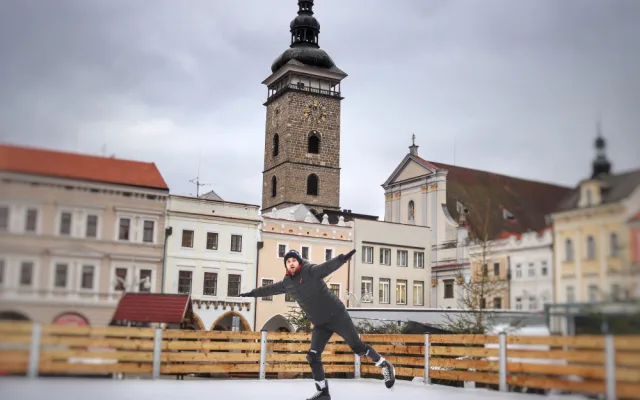 Milan Džuba se učí bruslit.