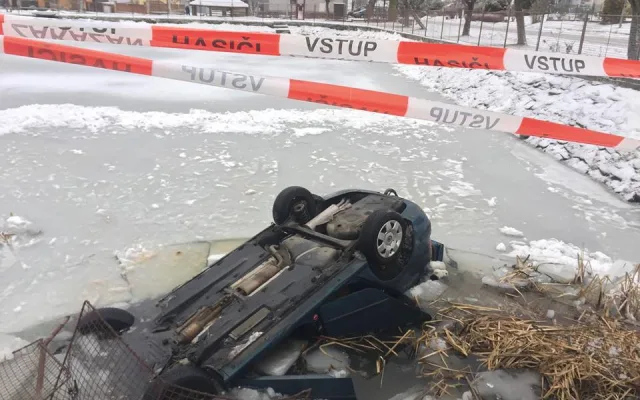 Do požární nádrže ve Strážkovicích sjelo auto