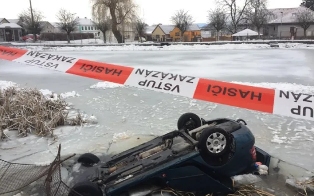 Do požární nádrže ve Strážkovicích sjelo auto
