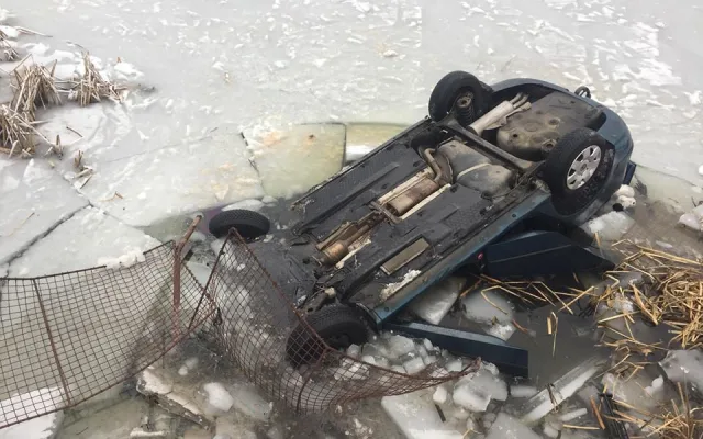 Do požární nádrže ve Strážkovicích sjelo auto