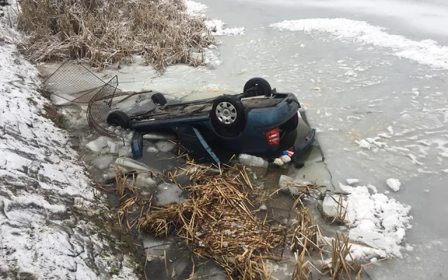 Do požární nádrže ve Strážkovicích sjelo auto