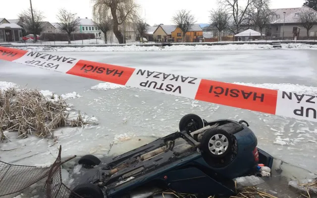 Do požární nádrže ve Strážkovicích sjelo auto