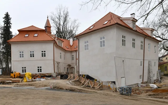 Zámeček v Poříčí utekl hrobníkovi z lopaty.