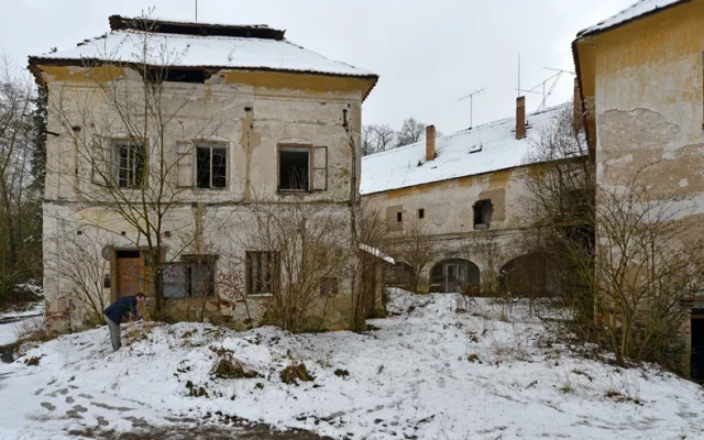 Zámeček v Poříčí utekl hrobníkovi z lopaty.