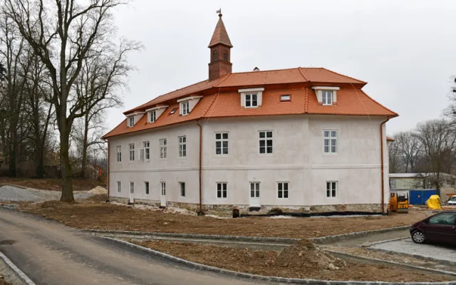 Zámeček v Poříčí utekl hrobníkovi z lopaty.