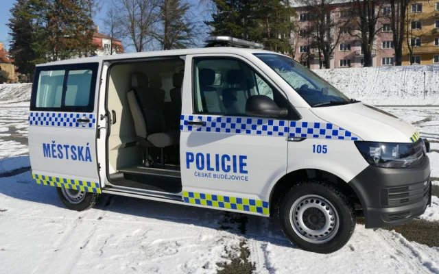 Českobudějovičtí strážníci mají nové auto, použijí ho při odchytu zvířat a opilců