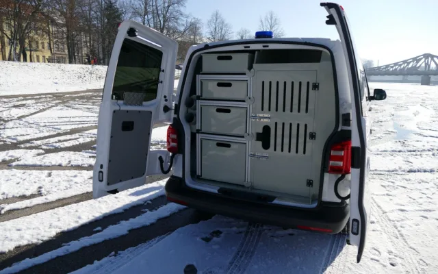 Českobudějovičtí strážníci mají nové auto, použijí ho při odchytu zvířat a opilců