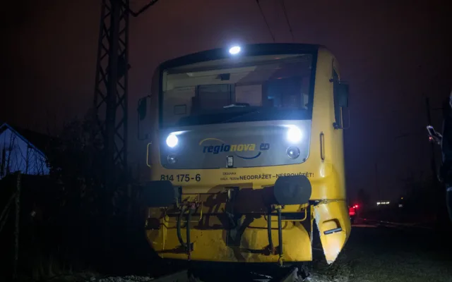 Mezi Nemanicemi a Hrdějcemi stojí havarovaný vlak. Nehodu vyšetřuje kriminálka