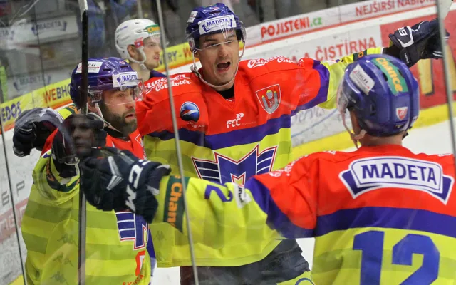 Důležitou vyrovnávací trefu na 2:2 zaznamenal ve druhé třetině Martin Novák (vlevo s Žigou Pavlinem a Pavlem Pýchou)