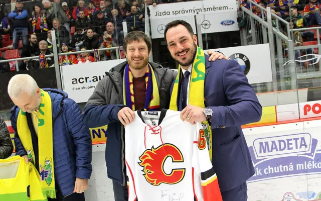Hlavní cenou pro vylosovaného dárce pro Bazalku byl hraný dres Calgary Flames podepsaný Alešem Kotalíkem