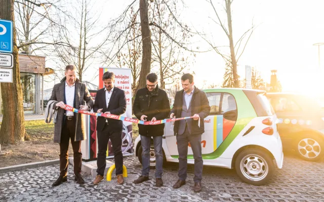 Elektromobily se mohou nabíjet i u náplavky. E.ON otevřel druhou dobíjecí stanici v Budějcích
