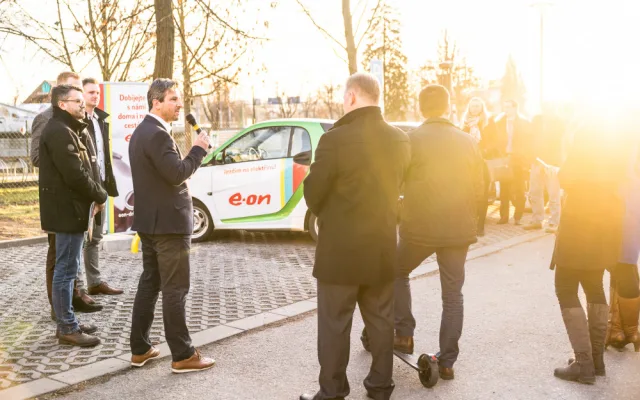 Elektromobily se mohou nabíjet i u náplavky. E.ON otevřel druhou dobíjecí stanici v Budějcích