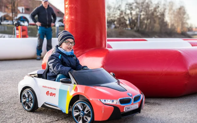Elektromobily se mohou nabíjet i u náplavky. E.ON otevřel druhou dobíjecí stanici v Budějcích