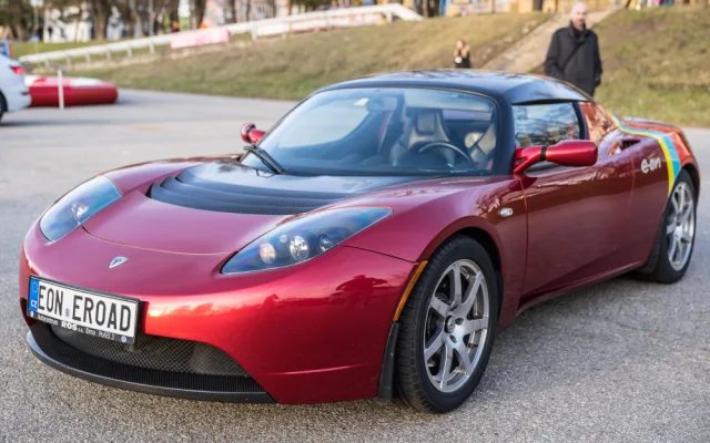 Elektromobily se mohou nabíjet i u náplavky. E.ON otevřel druhou dobíjecí stanici v Budějcích
