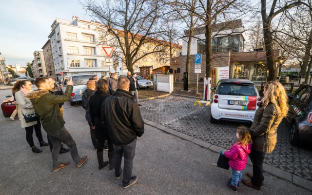 Elektromobily se mohou nabíjet i u náplavky. E.ON otevřel druhou dobíjecí stanici v Budějcích