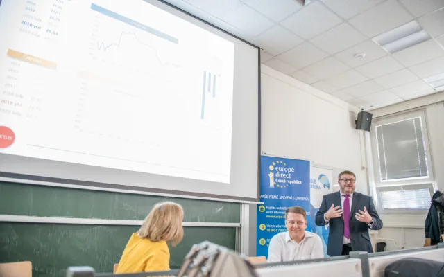 Na Jihočeské univerzitě se debatovalo o euru. Přednáška trhla návštěvnický rekord
