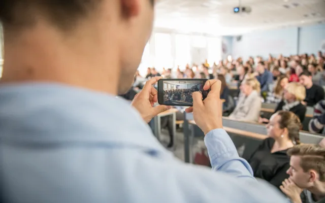 Na Jihočeské univerzitě se debatovalo o euru. Přednáška trhla návštěvnický rekord