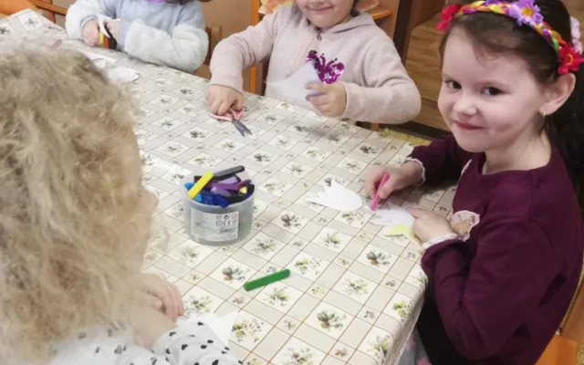 Děti z Mateřské školy Vrchlického nábřeží přály na náměstí ženám k svátku