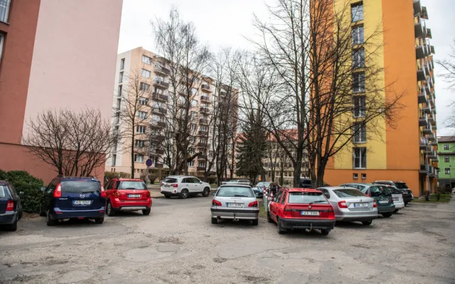 Parkování u Komenského ulice.