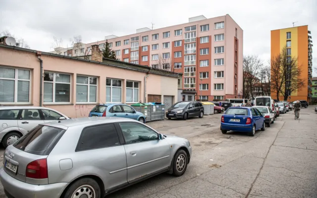 Parkování u Komenského ulice.