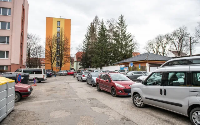 Parkování u Komenského ulice.