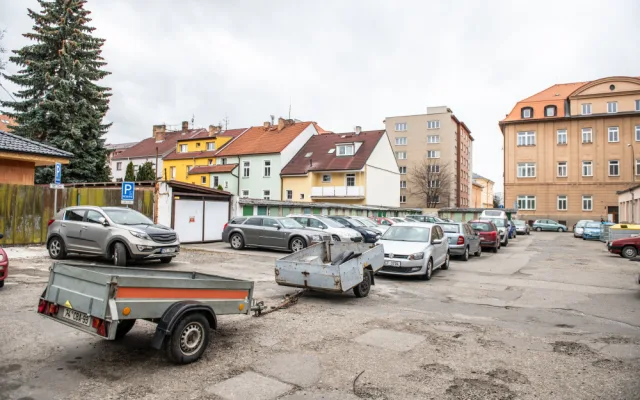 Parkování u Komenského ulice.