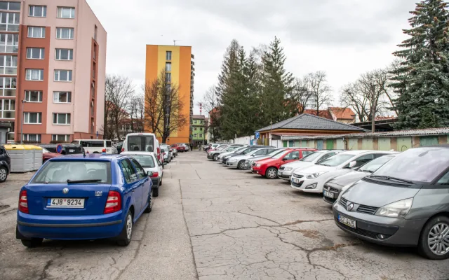 Parkování u Komenského ulice.