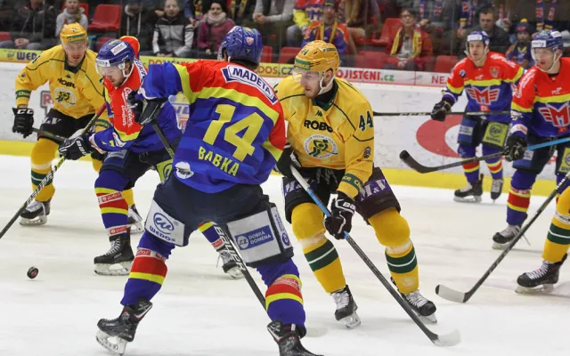Cody Bradley (v pozadí) hledá ideální střeleckou pozici