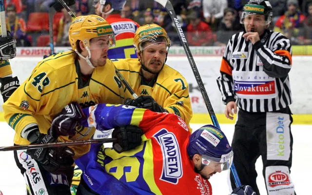 Jiří Karafiát a Jakub Teper (zleva) atakující Martina Heřmana