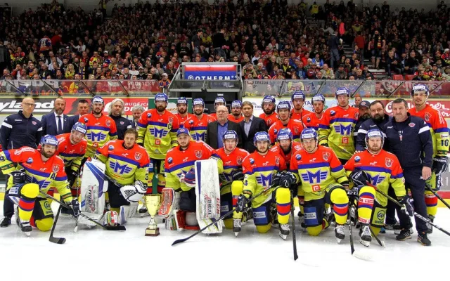 Před zápasem motoráci převzali trofej pro vítěze Chance ligy 2018/2019