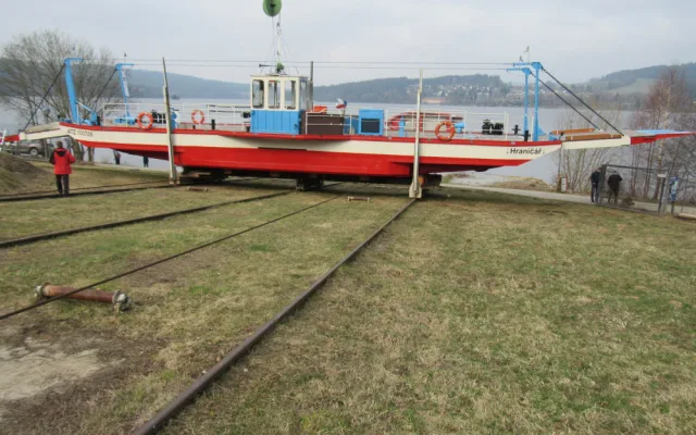 Dnešním dnem začínají na Lipně jezdit přívozy, zima je definitivně pryč