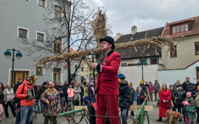 V Budějcích vyprovodili zimu, zapálenou Moranu hodili do řeky