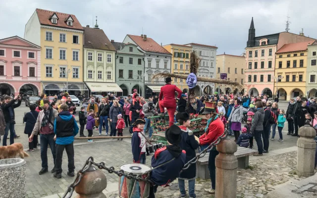 V Budějcích vyprovodili zimu, zapálenou Moranu hodili do řeky