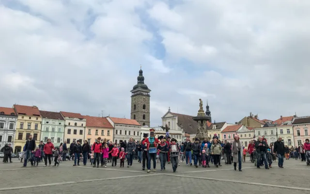 V Budějcích vyprovodili zimu, zapálenou Moranu hodili do řeky