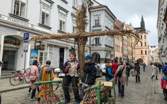 V Budějcích vyprovodili zimu, zapálenou Moranu hodili do řeky