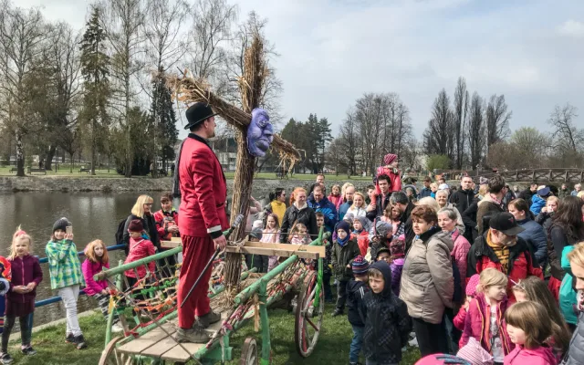 V Budějcích vyprovodili zimu, zapálenou Moranu hodili do řeky
