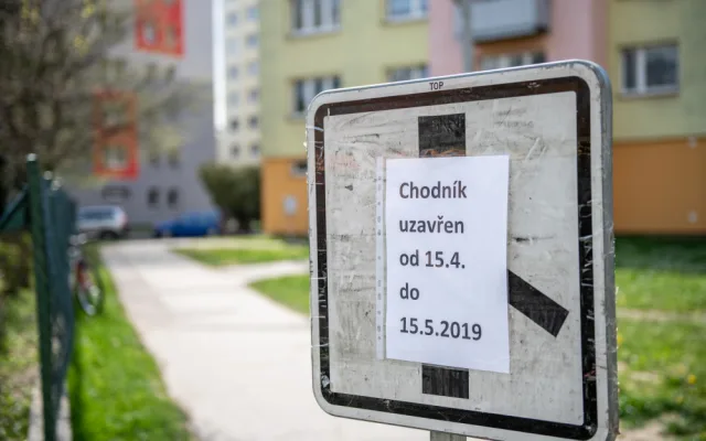 Město opraví chodníky v Dlouhé ulici. Opravy vyjdou na 635 tisíc korun