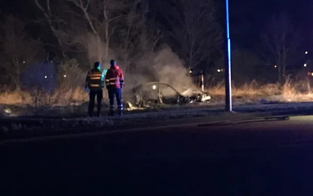 Noční nehoda u Okružní má tragické následky. Řidič v autě uhořel